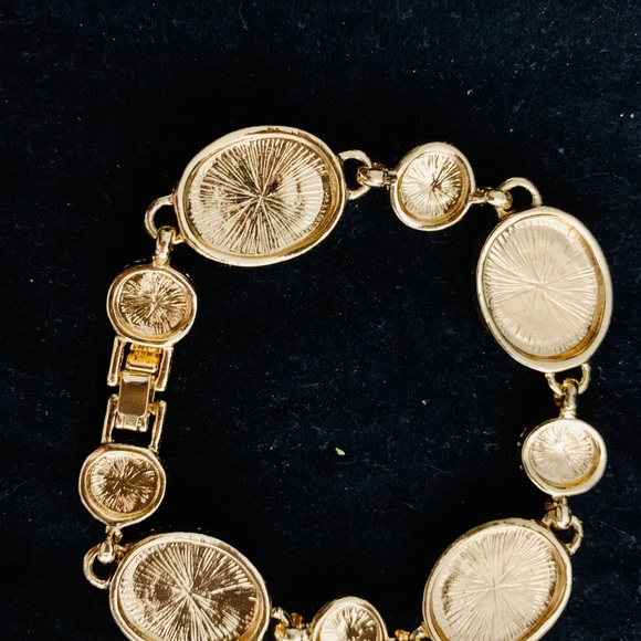 Signed Napier beautiful bracelet 8 inches - Picture 3 of 16